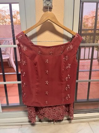 Traje rosa/morado con flores