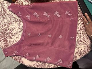 Traje rosa/morado con flores