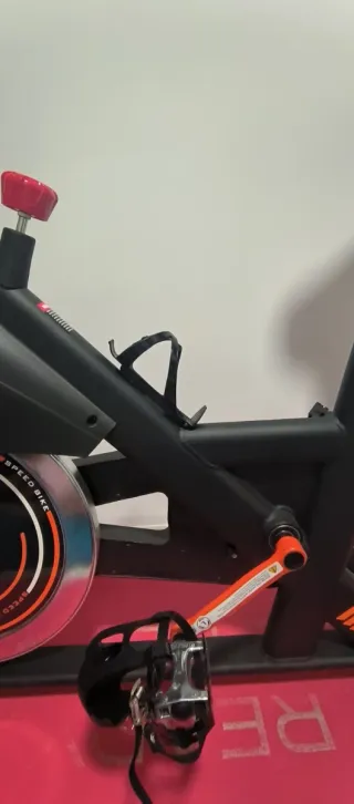 Bicicleta Estática Negra y Naranja