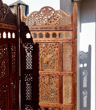 Biombo artesanal de madera tallada