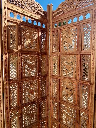 Biombo artesanal de madera tallada