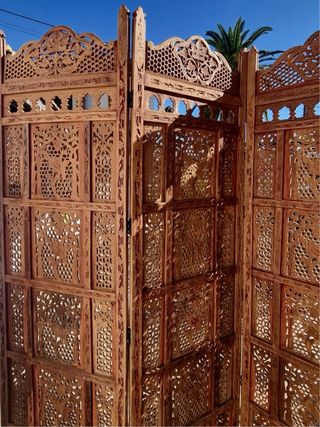 Biombo artesanal de madera tallada