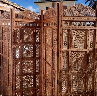 Biombo artesanal de madera tallada