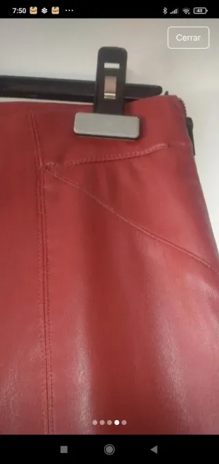 Pantalón polipiel granate de Zara