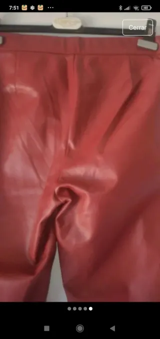 Pantalón polipiel granate de Zara