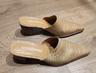 Zuecos Ayestaran Beige Tacón Medio Ancho