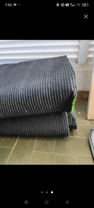 Césped artificial verde y negro