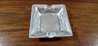 Cenicero de metal cuadrado