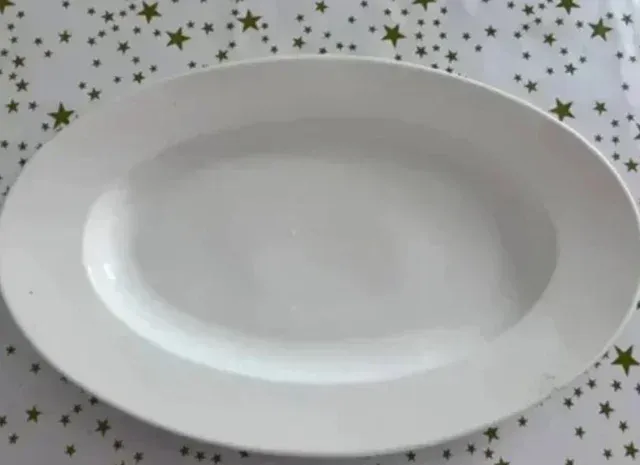 Piatto di servizio ovalato bianco in ceramica