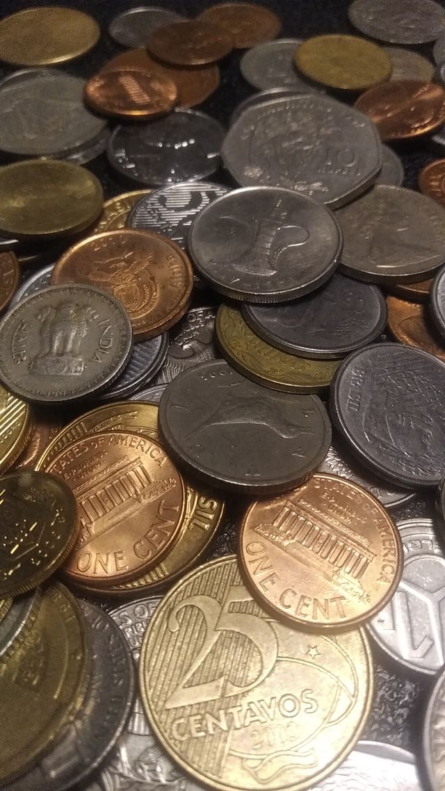 Lotto di 140 monete da tutto il mondo