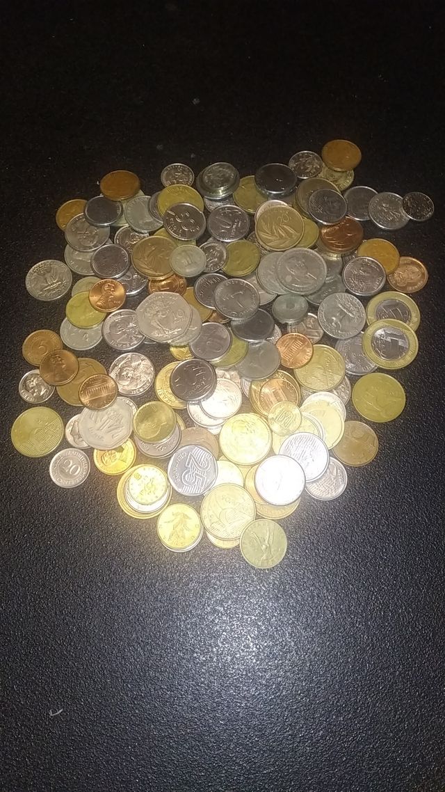 Lotto di 140 monete da tutto il mondo