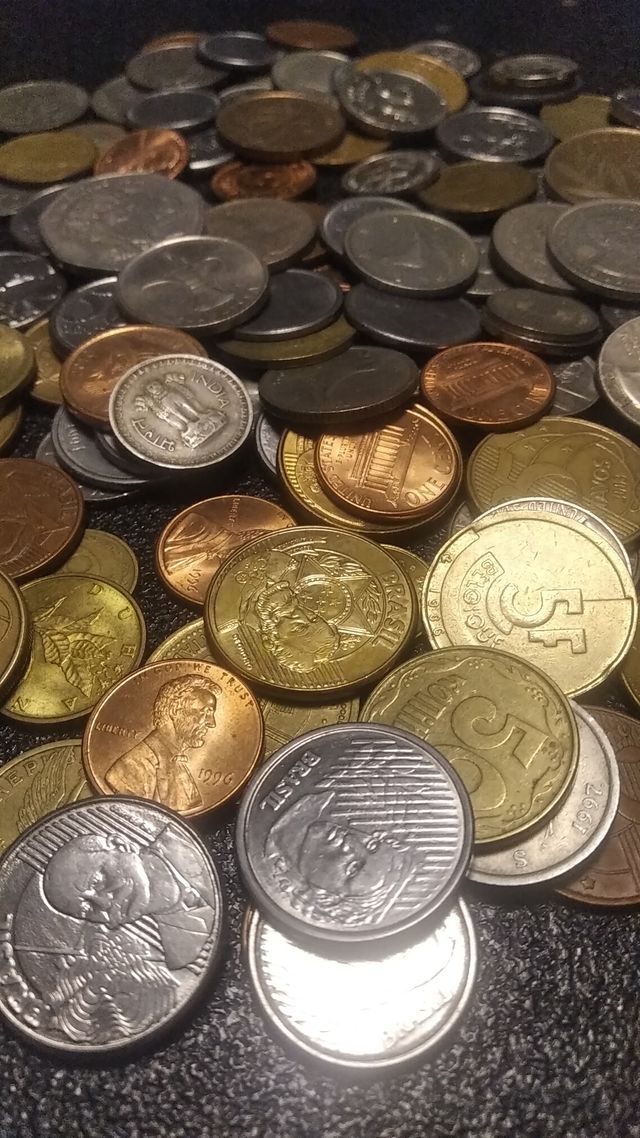 Lotto di 140 monete da tutto il mondo