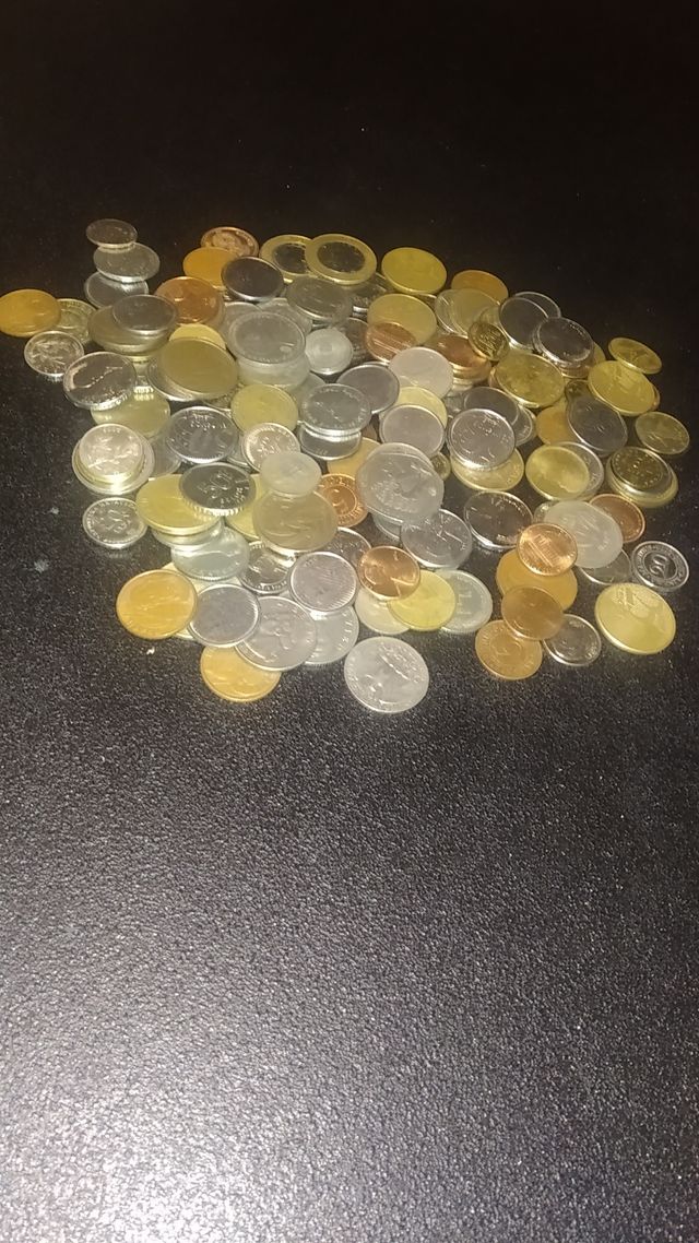 Lotto di 140 monete da tutto il mondo