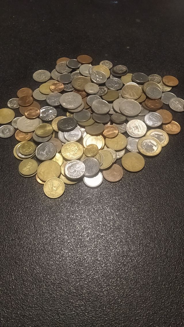 Lotto di 140 monete da tutto il mondo