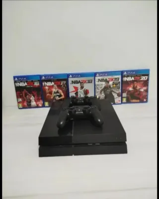 PS4 con 2 mandos y 5 videojuegos NBA 2K