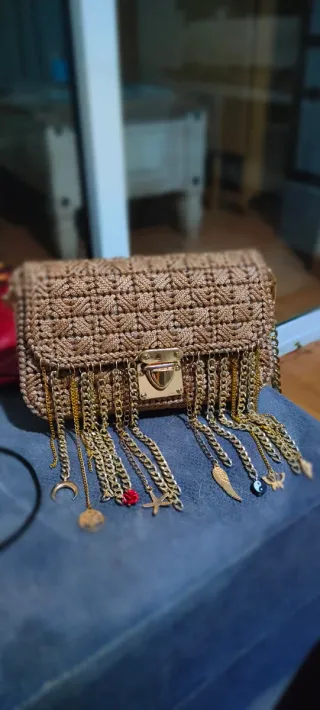 Bolso/Riñonera Tejido a Mano con Flecos Dorados