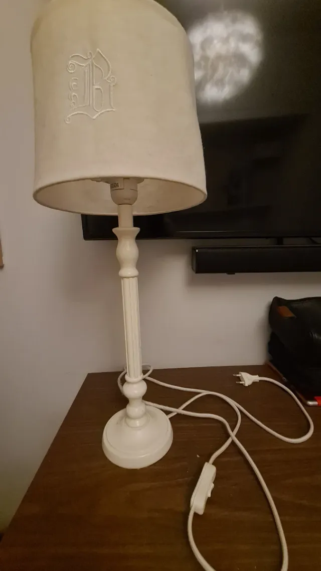 Lámpara de mesa beige con letra R