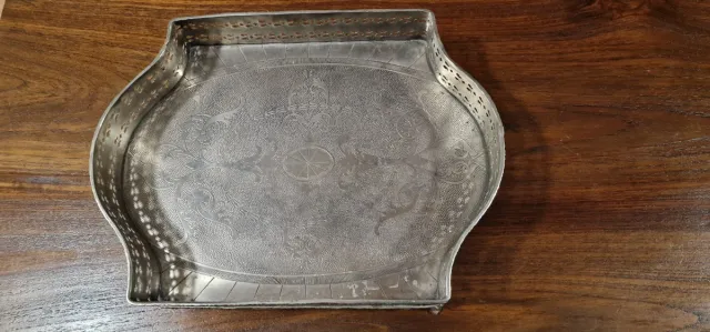 Bandeja metálica plateada decorada