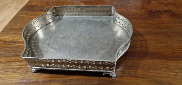 Bandeja metálica plateada decorada