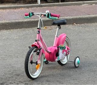 Bicicleta infantil rosa con ruedines