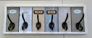 Appendiabiti in legno e metallo con numeri