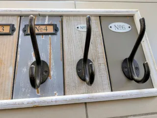 Appendiabiti in legno e metallo con numeri