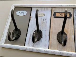 Appendiabiti in legno e metallo con numeri