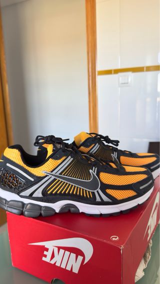Nike Vomero 5 Hombre Negro Amarillo Nuevo