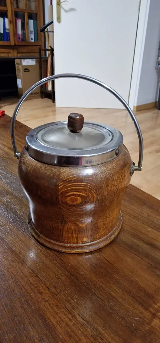 Cubeta antigua madera y metal