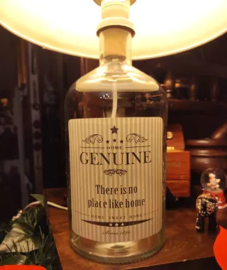 Lampada da tavolo in vetro e tessuto