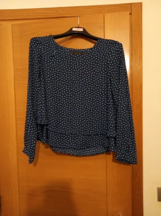 Blusa azul con lunares blancos