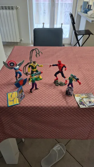 Set 4 Supereroi Action Figures