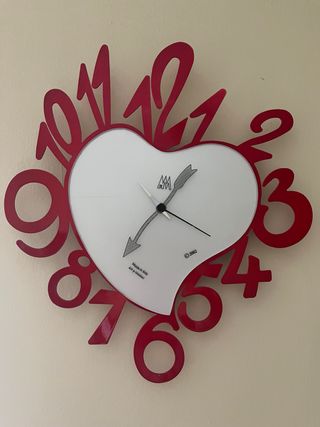 Orologio da parete a forma di cuore rosso