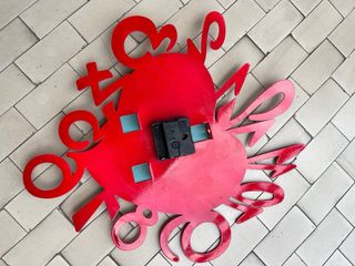 Orologio da parete a forma di cuore rosso