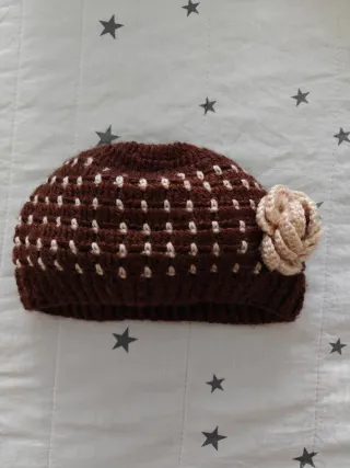 Gorro tejido a mano con flor