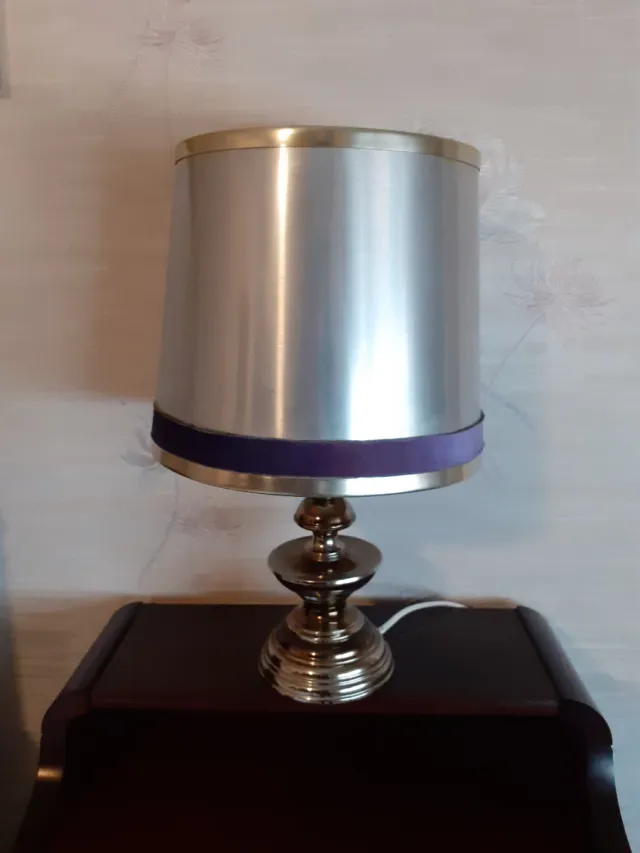 Lampada da tavolo argentata e viola