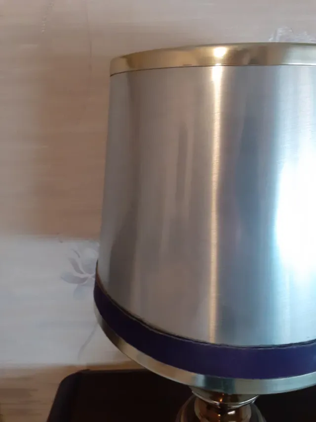 Lampada da tavolo argentata e viola