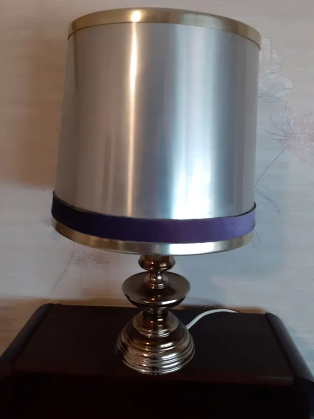 Lampada da tavolo argentata e viola