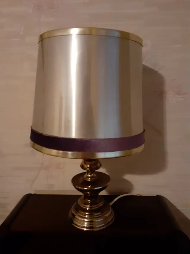 Lampada da tavolo argentata e viola