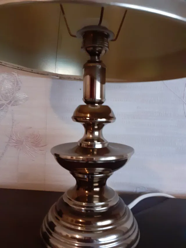 Lampada da tavolo argentata e viola