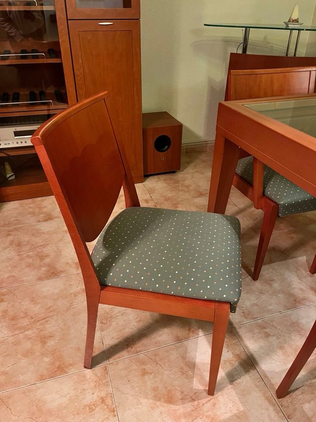 Mesa de jantar em madeira e vidro com 6 cadeiras