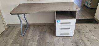 Scrivania grigia con 3 cassetti