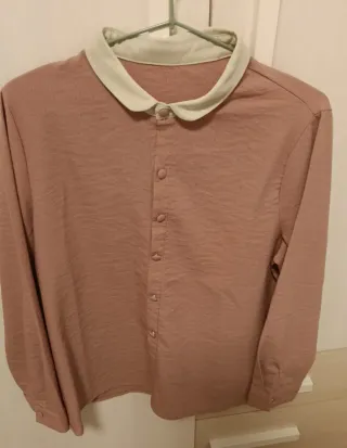 Camisa rosa con cuello Peter Pan