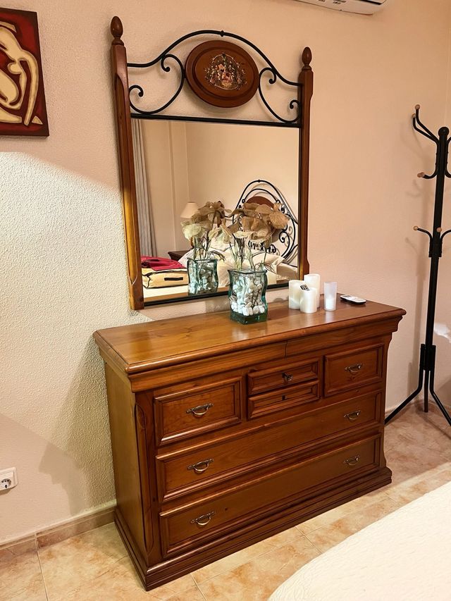 Cômoda de madeira com espelho