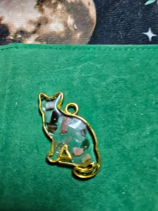 Colgante Gato Resina Piedras Semipreciosas Dorado