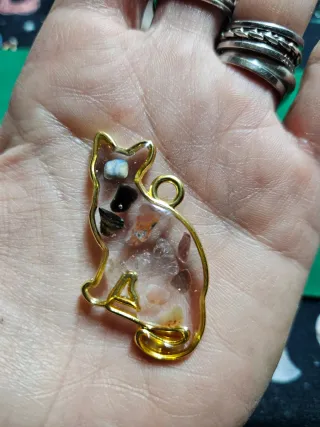 Colgante Gato Resina Piedras Semipreciosas Dorado
