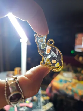 Colgante Gato Resina Piedras Semipreciosas Dorado