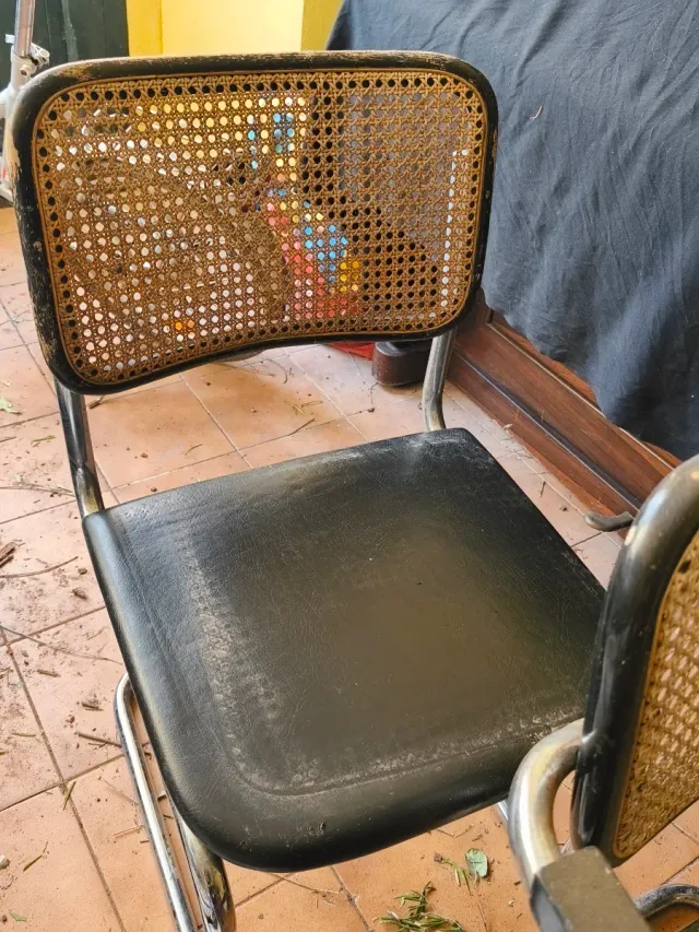 Sedia con schienale in griglia e sedile imbottito