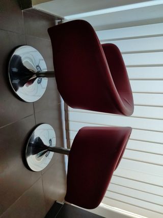 Sillón giratorio de piel sintética rojo y metálico