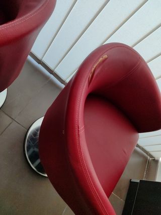 Sillón giratorio de piel sintética rojo y metálico
